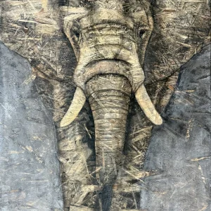 Slika Ustrajnost prikazuje portret slona kako korača kroz nepoznati teren. Izrađena je na OSB ploči kombinacijom akrilnih tekstura i slikanja ugljenom i uljanim bojama. Dostupna je i u obliku reprodukcija